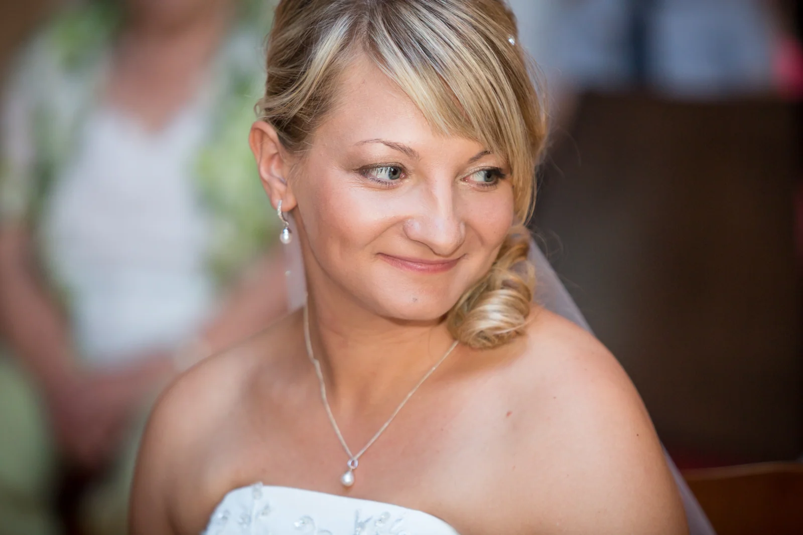 Sandra lächelt während der Trauung – Hochzeitsreportage von Sandra und André