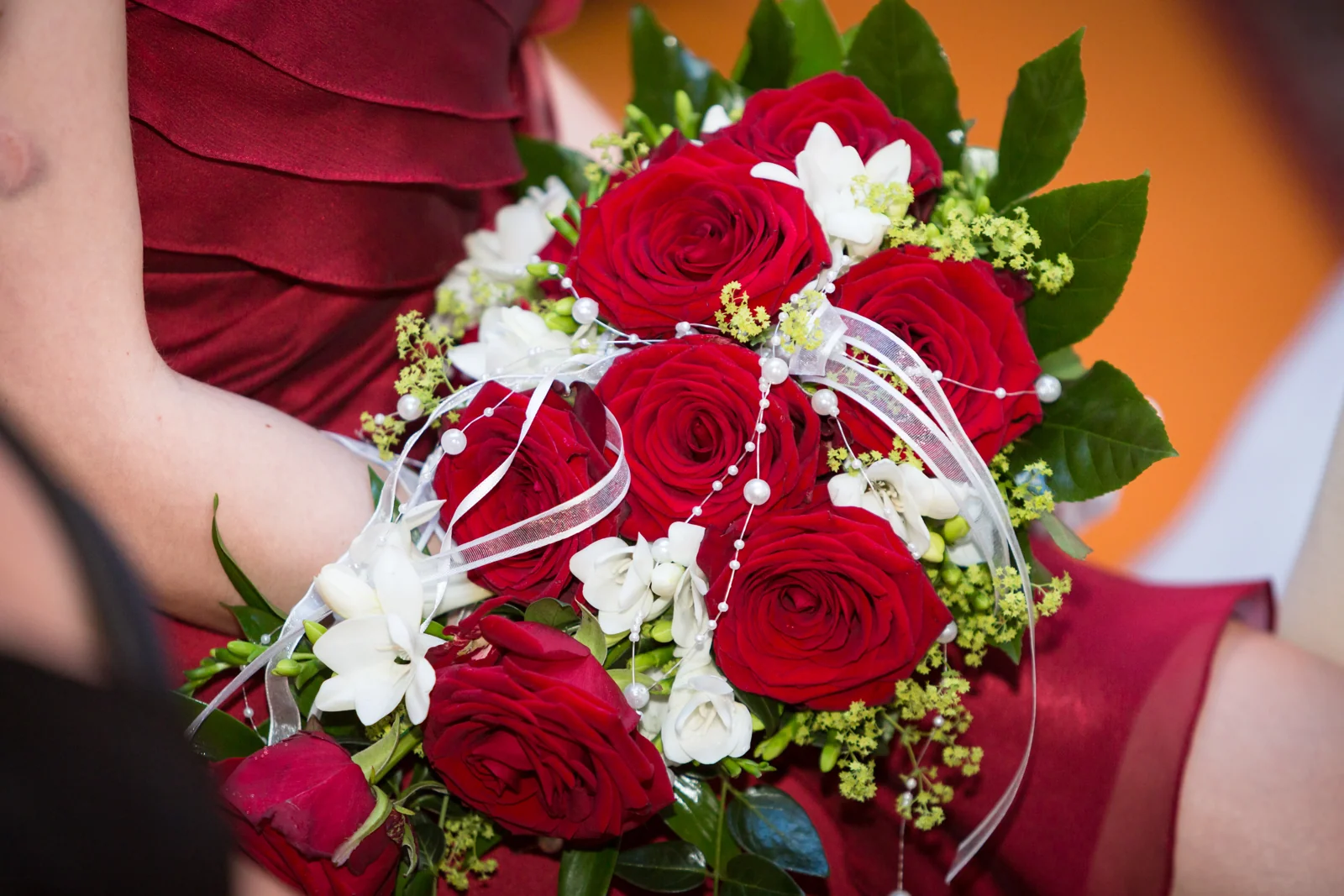 Der Brautstrauß aus roten und weißen Rosen – Hochzeitsreportage von Sandra und André