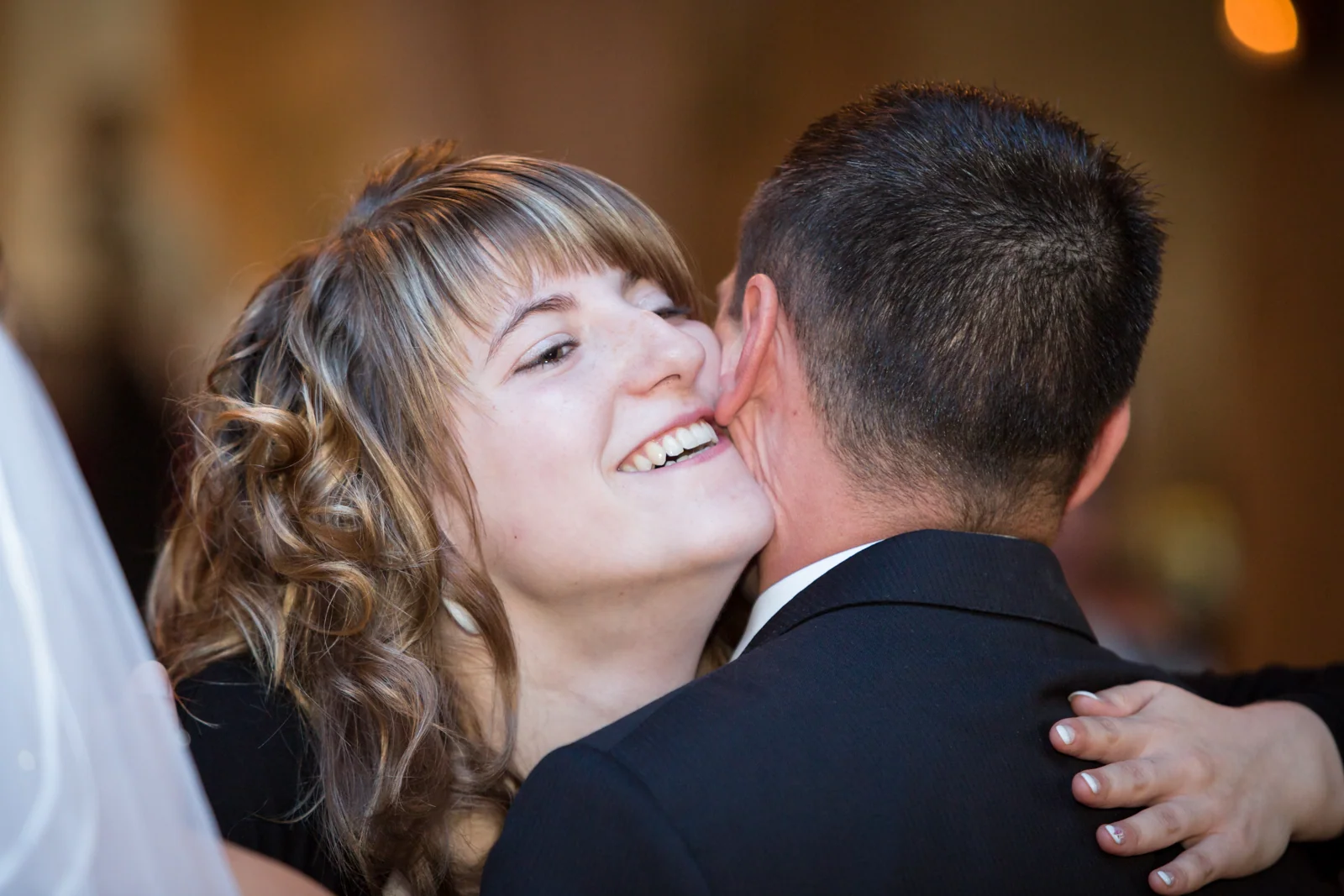 Eine freudige Umarmung nach dem Ja-Wort – Hochzeitsreportage von Sandra und André