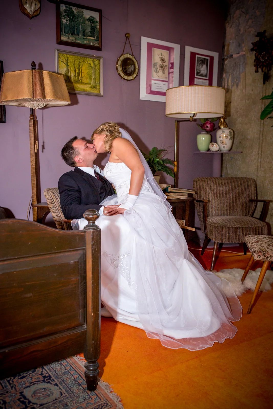 Ein Kuss zwischen alten Möbeln – Hochzeitsreportage von Sandra und André
