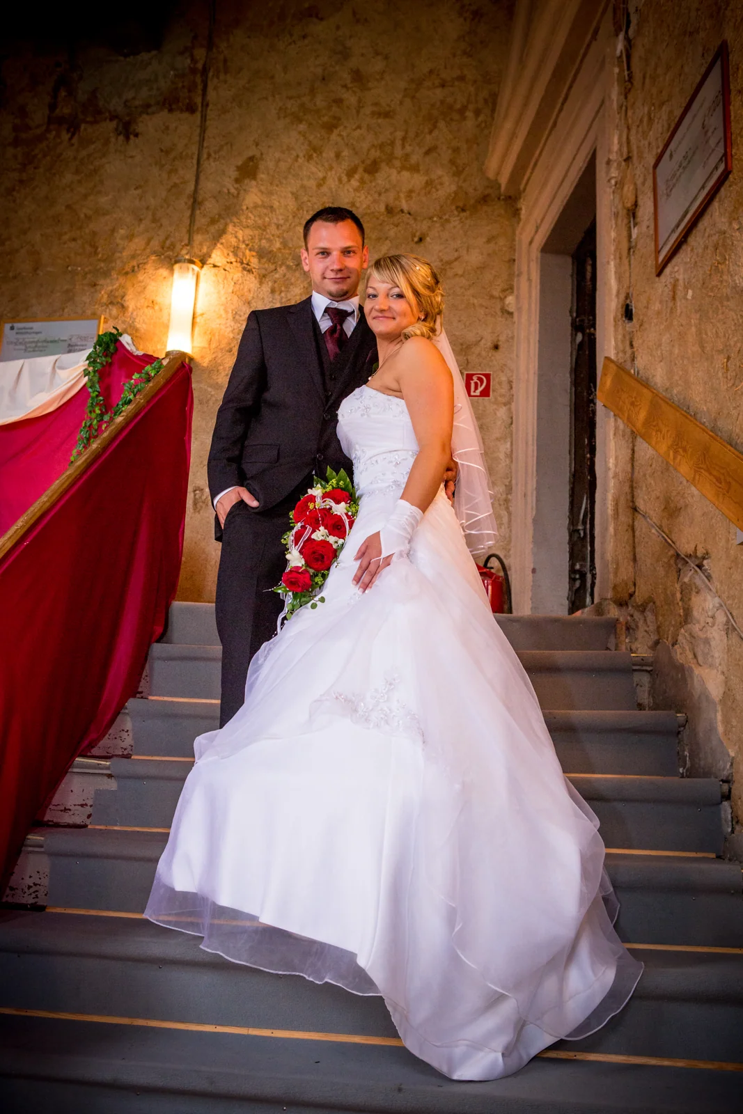 Das Brautpaar auf der maroden Schlosstreppe – Hochzeitsreportage von Sandra und André