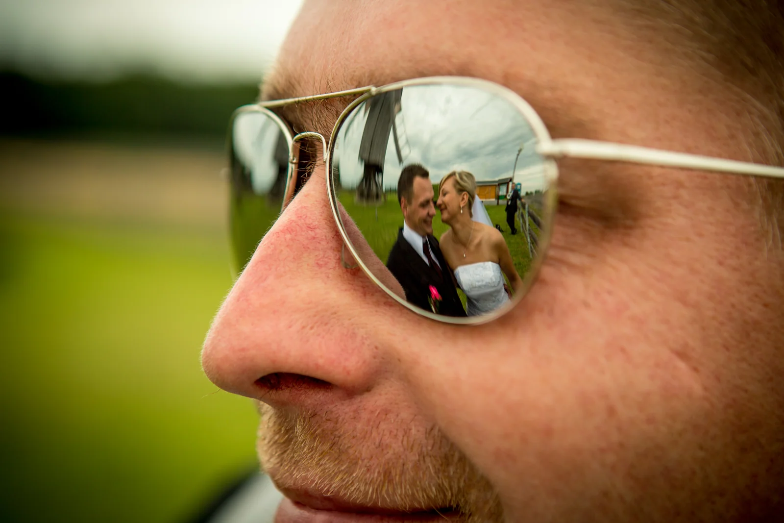 Das Brautpaar spiegelt sich in der Sonnenbrille – Hochzeitsreportage von Sandra und André