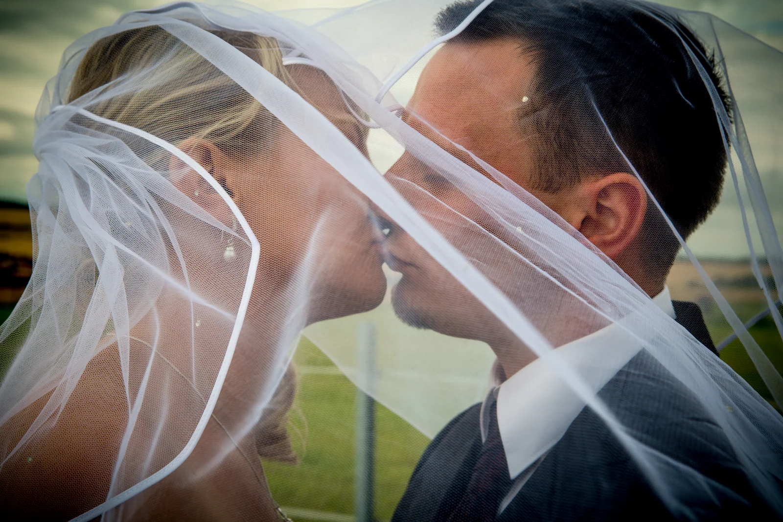 Ein Kuss unter dem Brautschleier – Hochzeitsreportage von Sandra und André