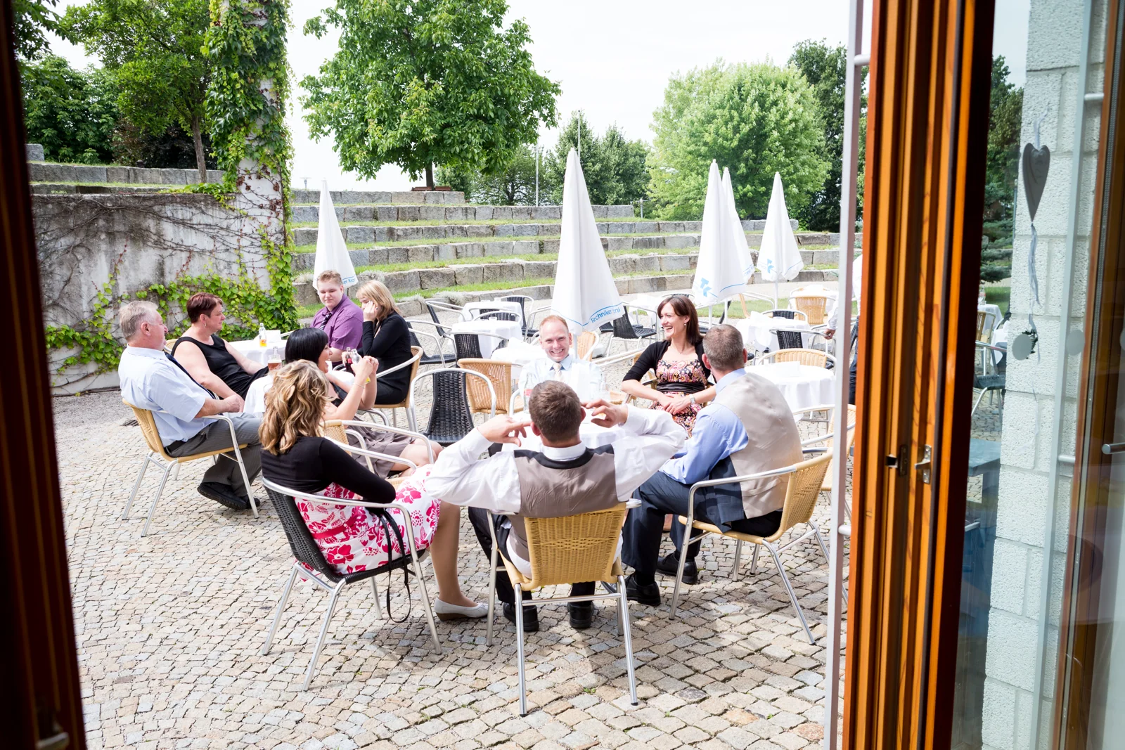 Entspannte Gespräche auf der Terrasse – Hochzeitsreportage von Sandra und André