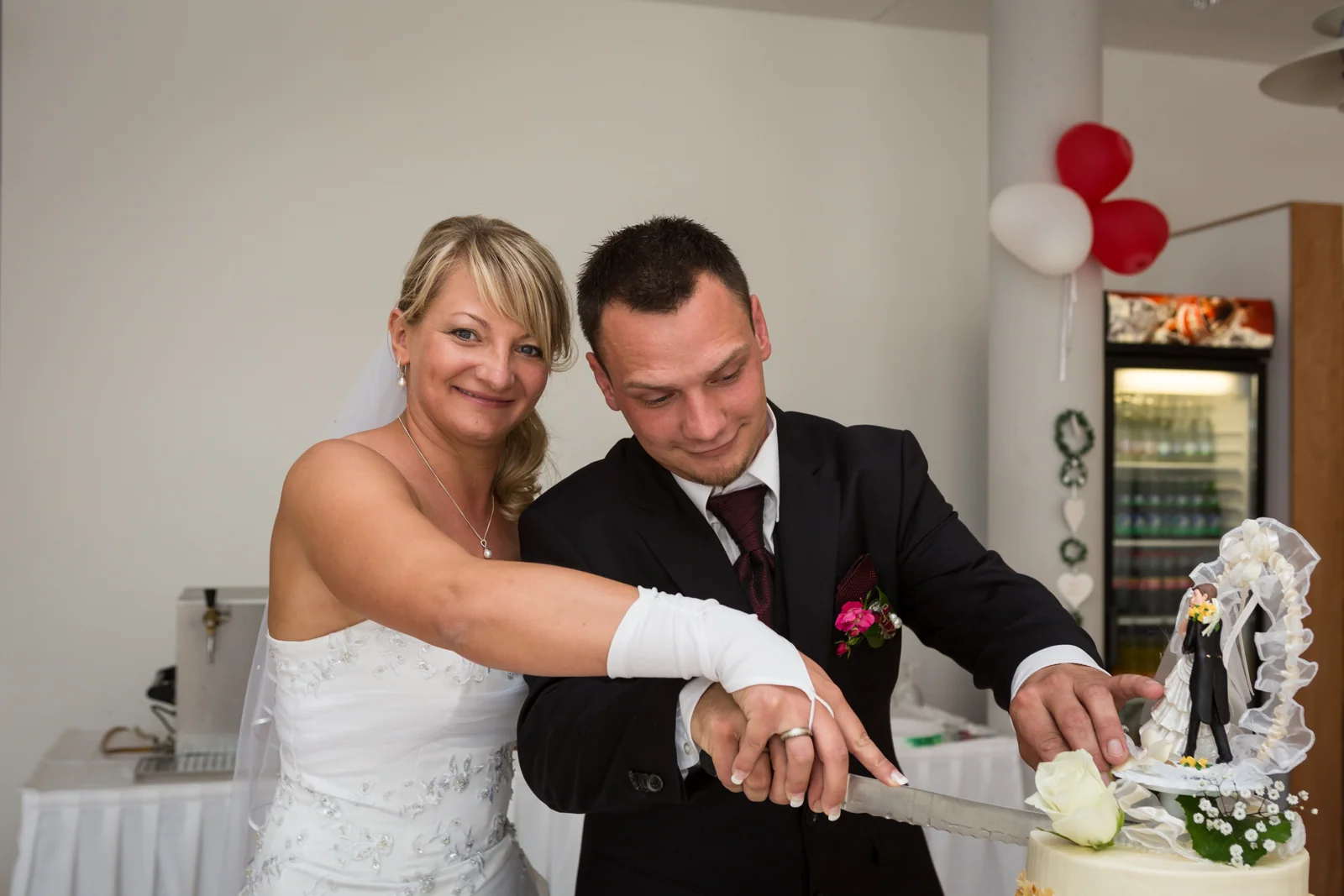 Sandra und André schneiden die Hochzeitstorte an – Hochzeitsreportage von Sandra und André