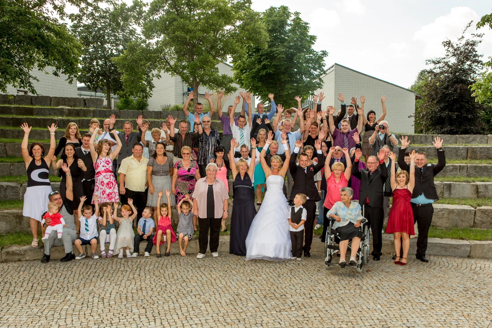 Gruppenfoto mit der Hochzeitsgesellschaft – Hochzeitsreportage von Sandra und André