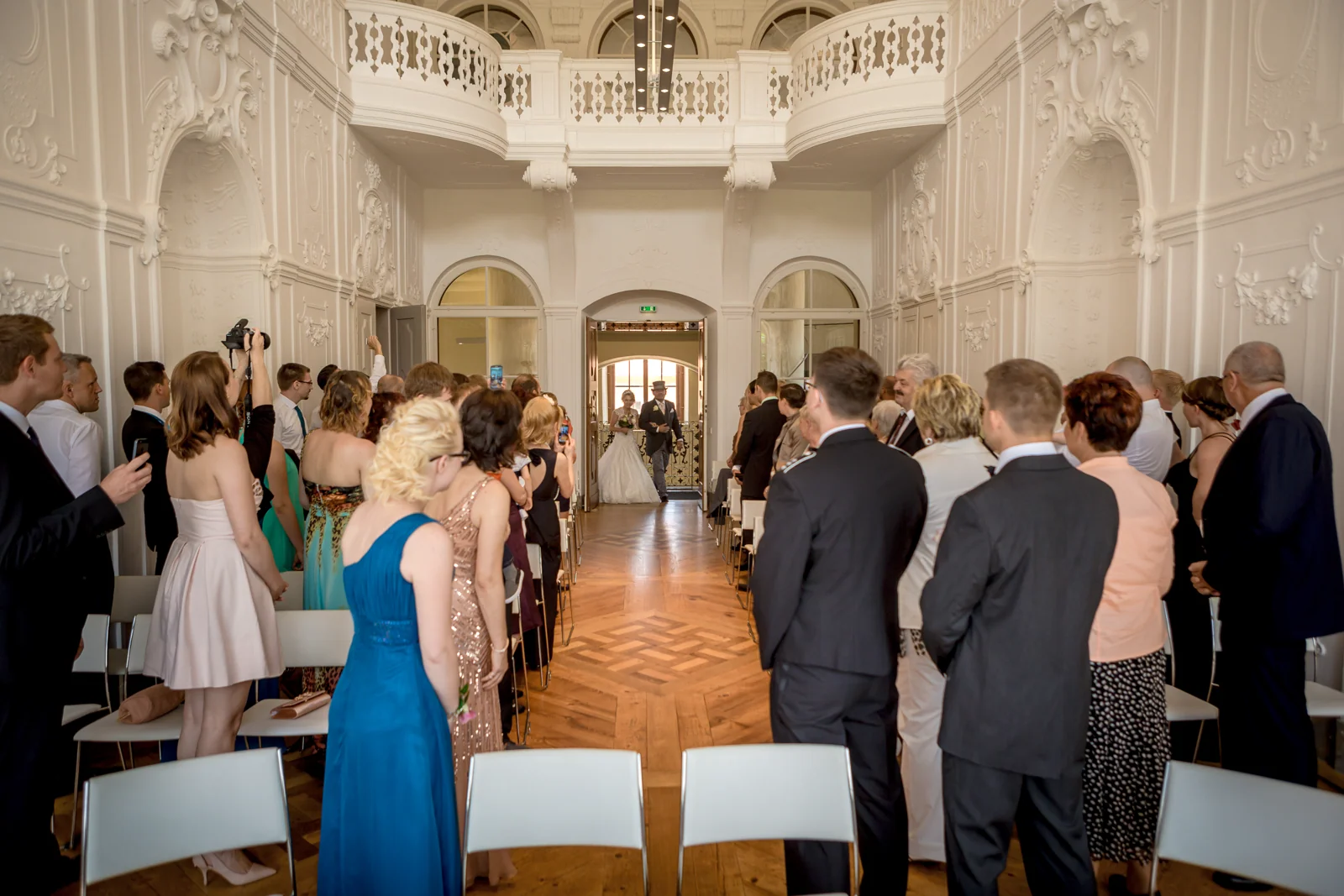 Einzug in den festlichen Saal auf Schloss Ettersburg – Hochzeitsreportage von Rosi und Chris