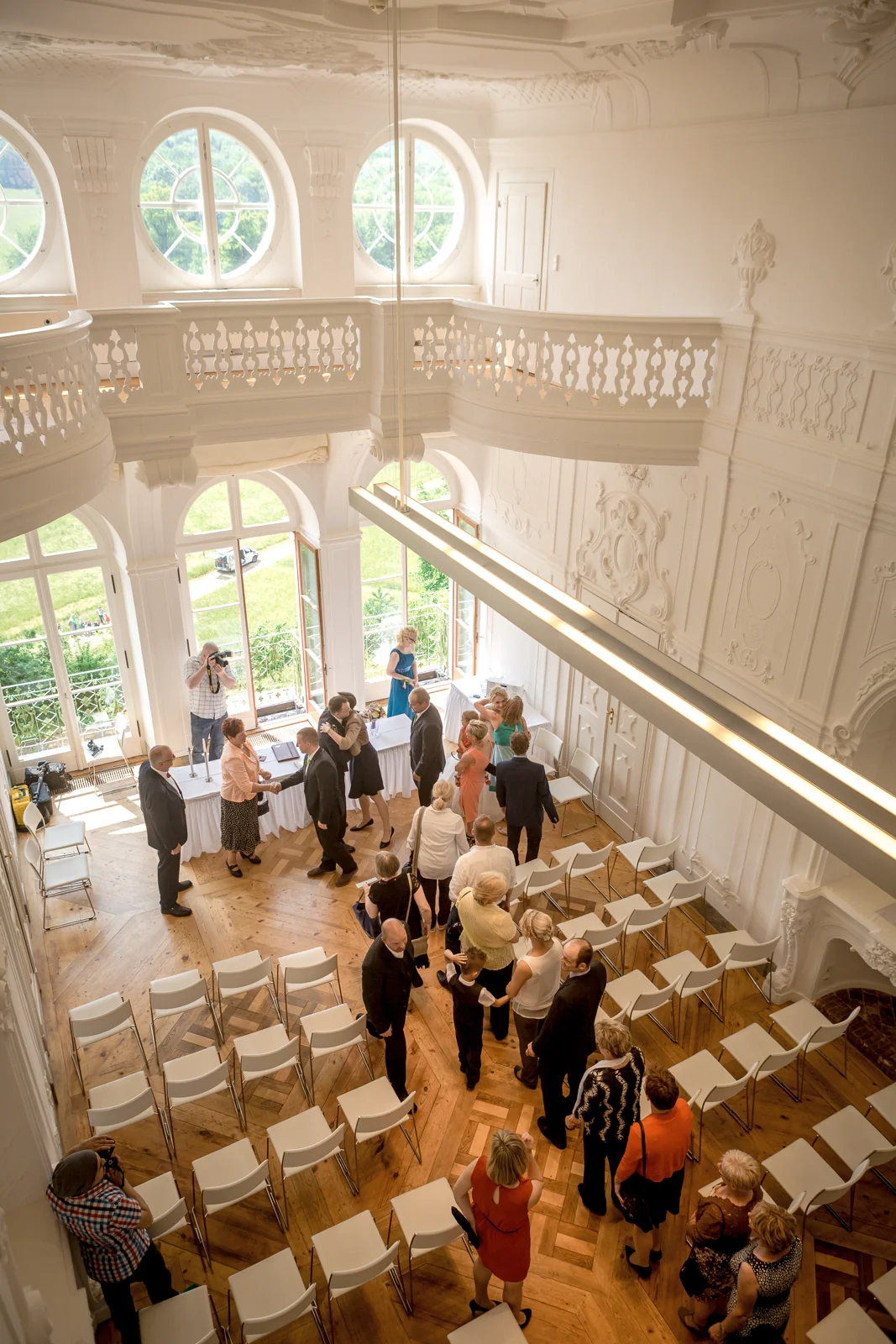 Der Festsaal auf Schloss Ettersburg von oben – Hochzeitsreportage von Rosi und Chris