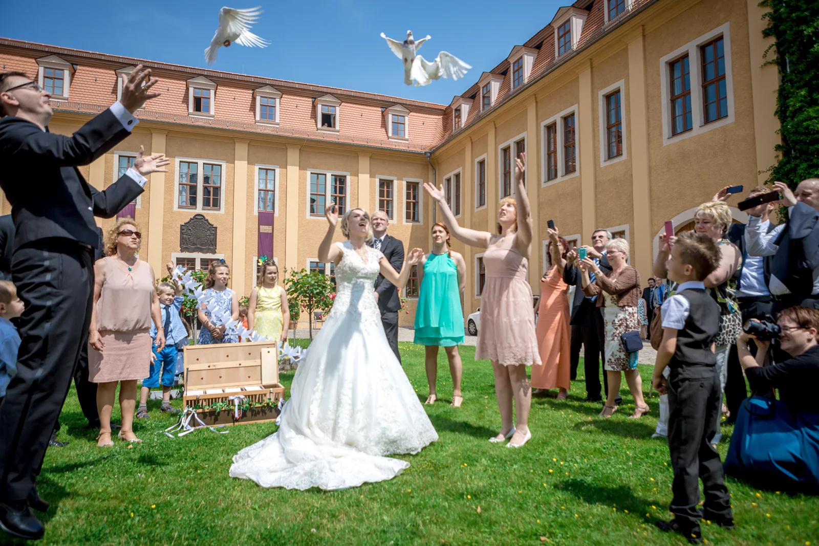 Das Brautpaar beim Empfang im Schlosshof – Hochzeitsreportage von Rosi und Chris