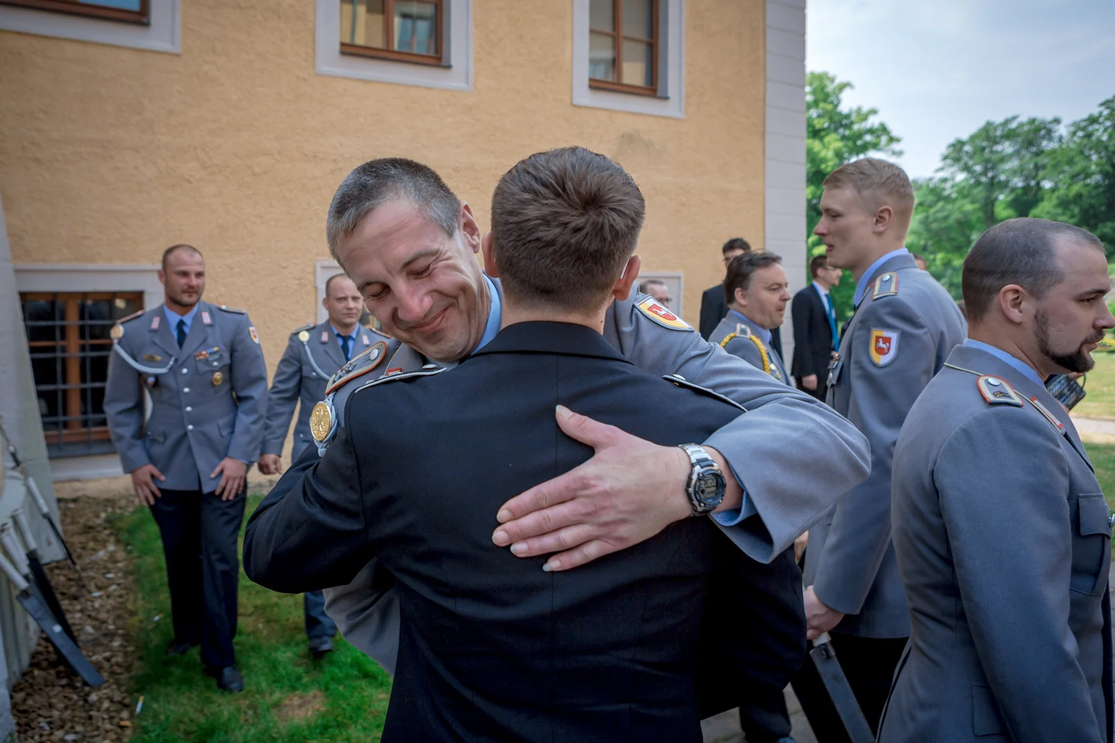 Glückwünsche von Gästen in Uniform – Hochzeitsreportage von Rosi und Chris