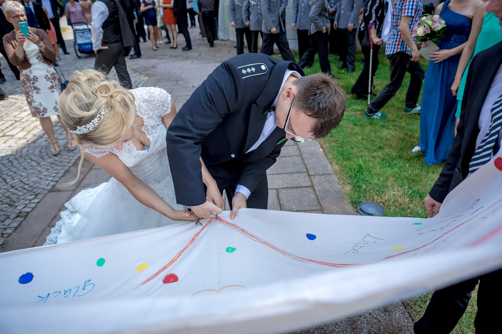 Gemeinsam eine Hochzeitsaufgabe meistern – Hochzeitsreportage von Rosi und Chris