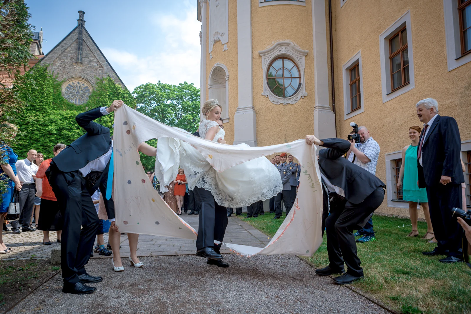 Das Brautpaar nach der Aufgabe mit dem Hochzeitstuch – Hochzeitsreportage von Rosi und Chris