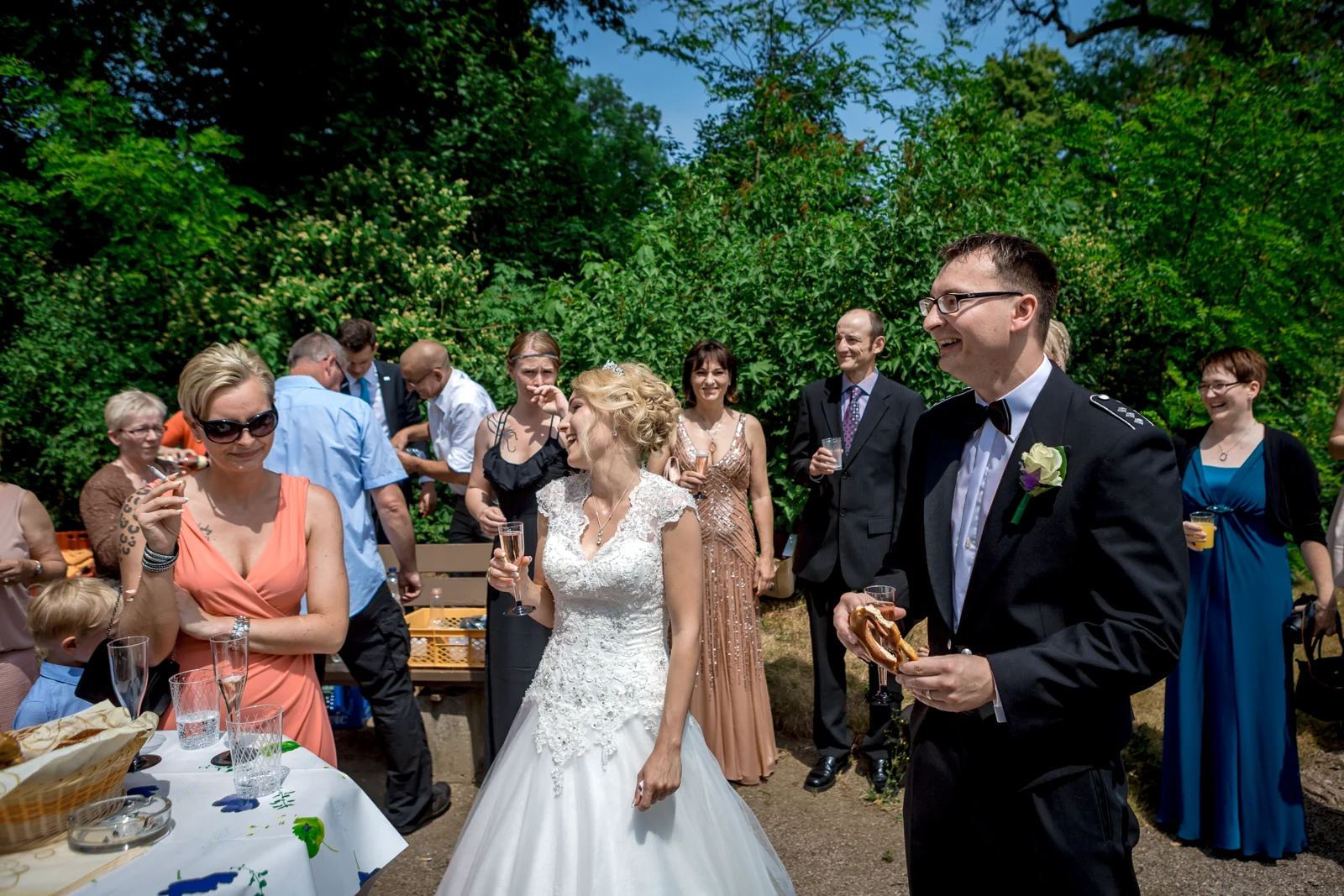 Gemeinsam mit den Gästen auf die Hochzeit anstoßen – Hochzeitsreportage von Rosi und Chris