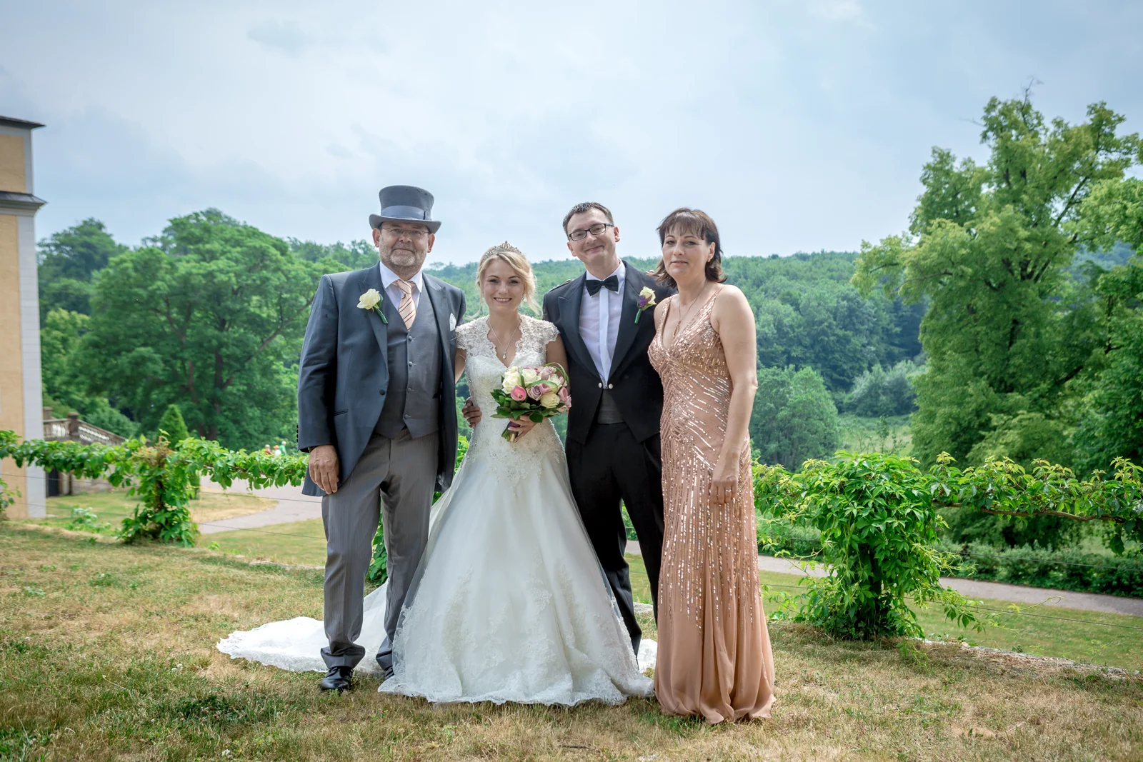 Ein gemeinsames Gruppenbild vor dem Schlosspark – Hochzeitsreportage von Rosi und Chris