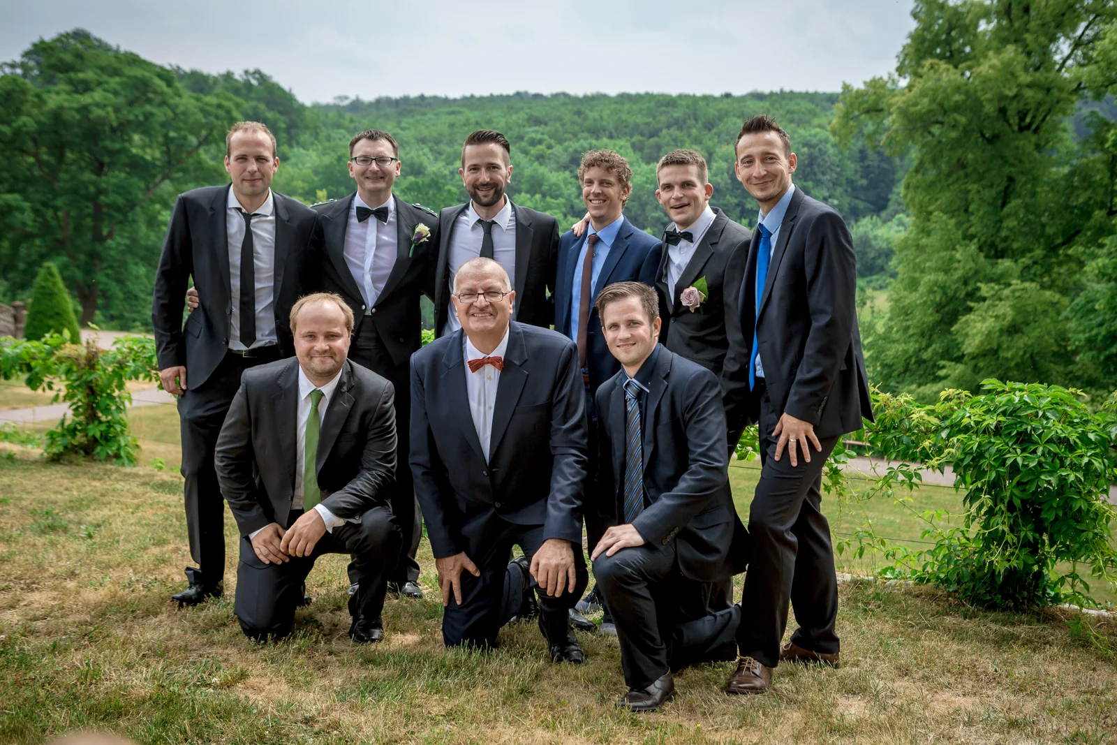 Ein Gruppenbild mit den männlichen Gästen – Hochzeitsreportage von Rosi und Chris