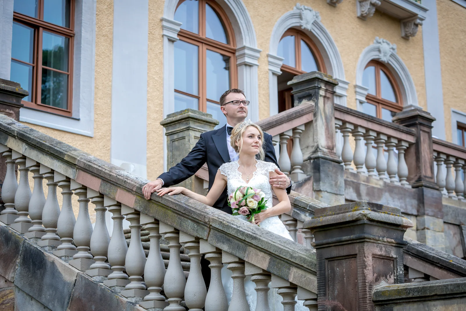 Paarbilder auf der Schlosstreppe – Hochzeitsreportage von Rosi und Chris