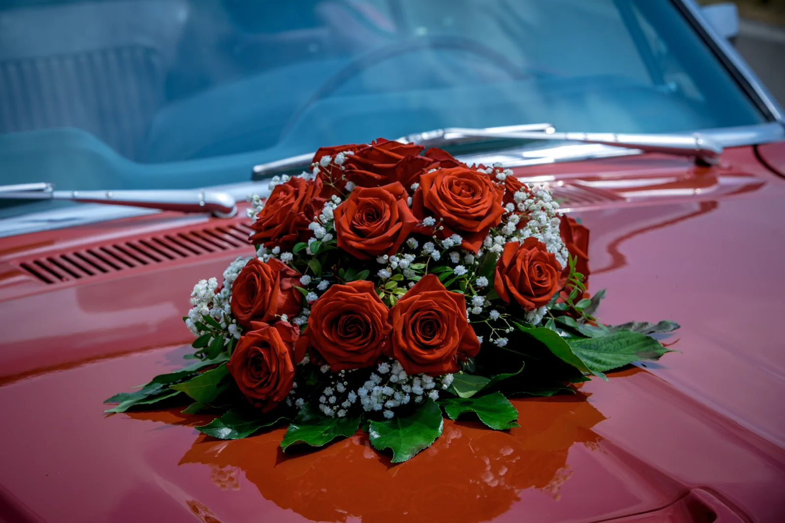 Rote Rosen schmücken das Hochzeitsauto – Hochzeitsreportage von Rosi und Chris