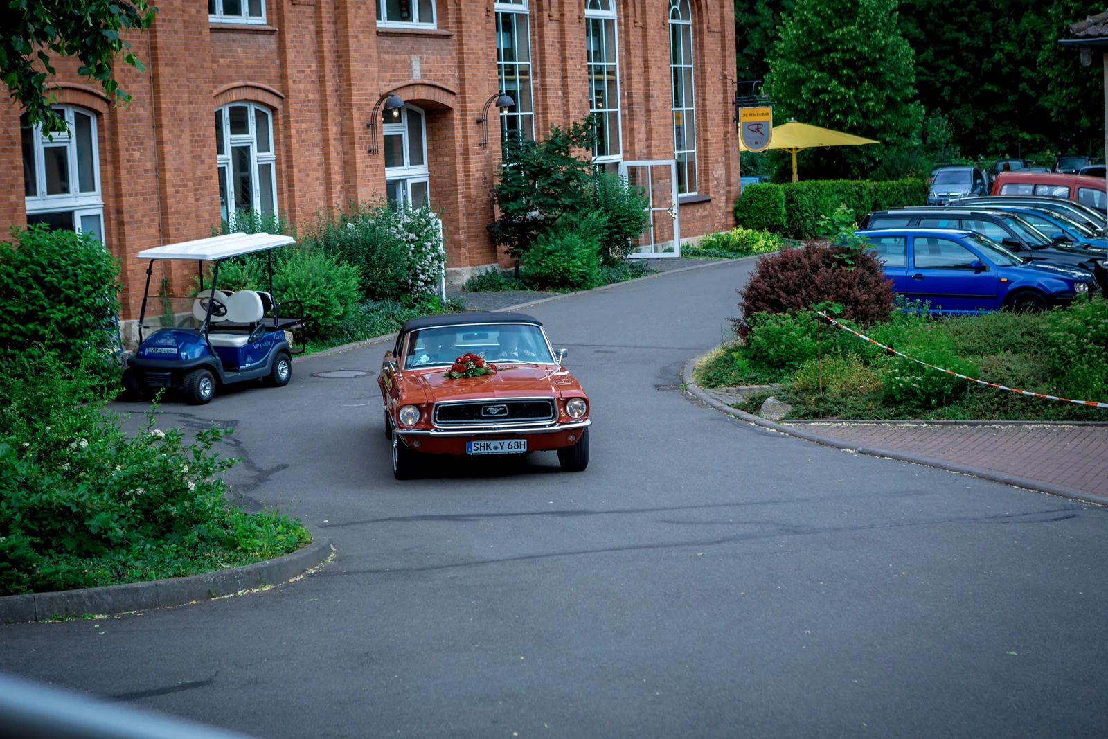 Ankunft mit dem Hochzeitsauto in Arnstadt – Hochzeitsreportage von Rosi und Chris