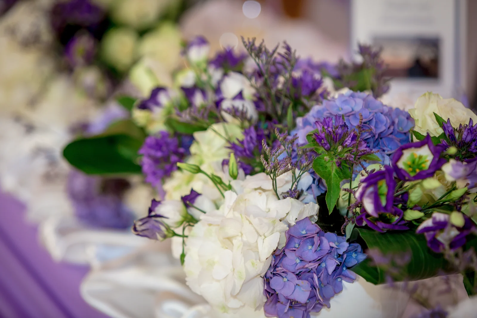 Blumen in Weiß und Violett auf der Tafel – Hochzeitsreportage von Rosi und Chris