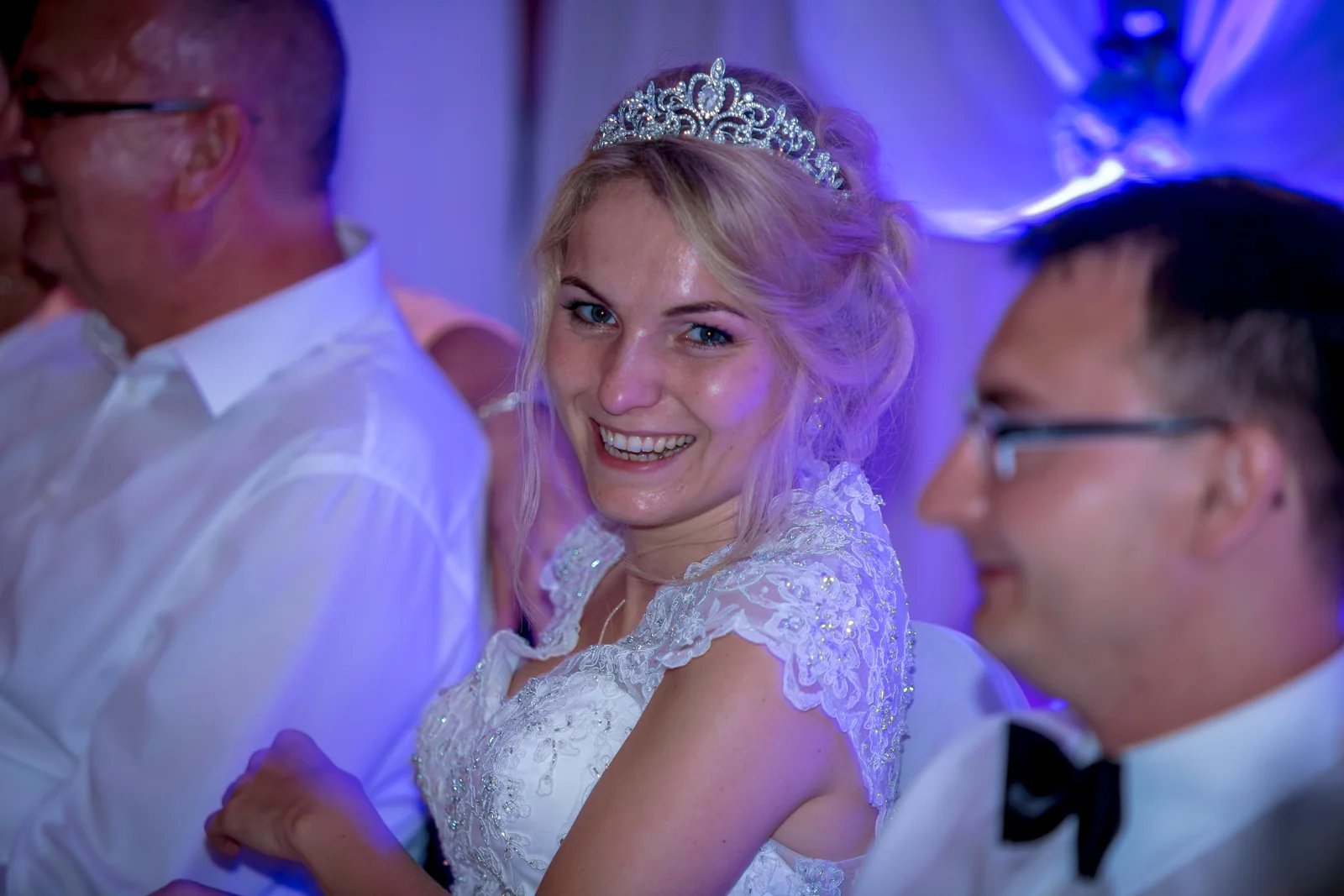 Ein glücklicher Blick bei der Feier – Hochzeitsreportage von Rosi und Chris
