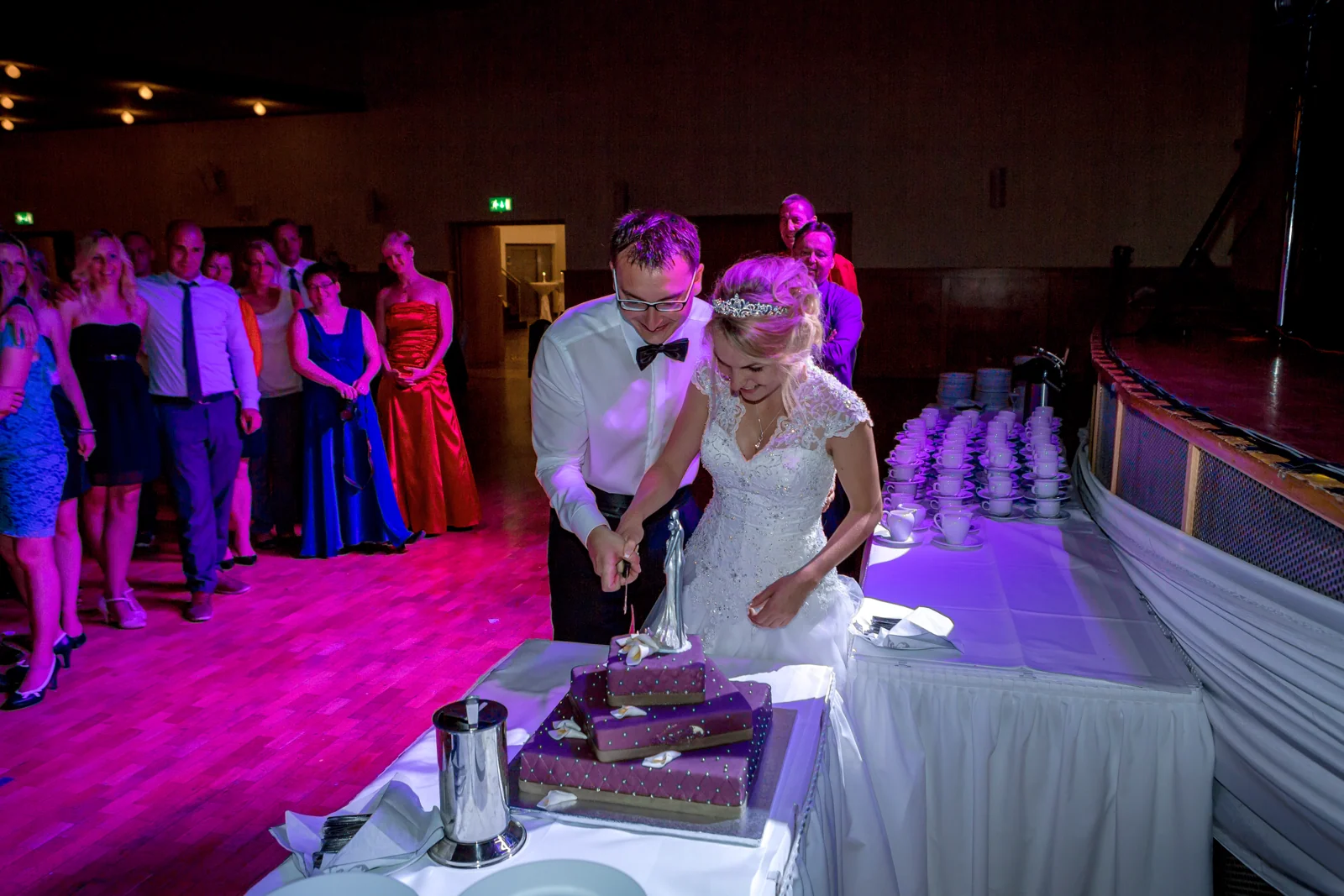 Das Brautpaar schneidet die Hochzeitstorte an – Hochzeitsreportage von Rosi und Chris