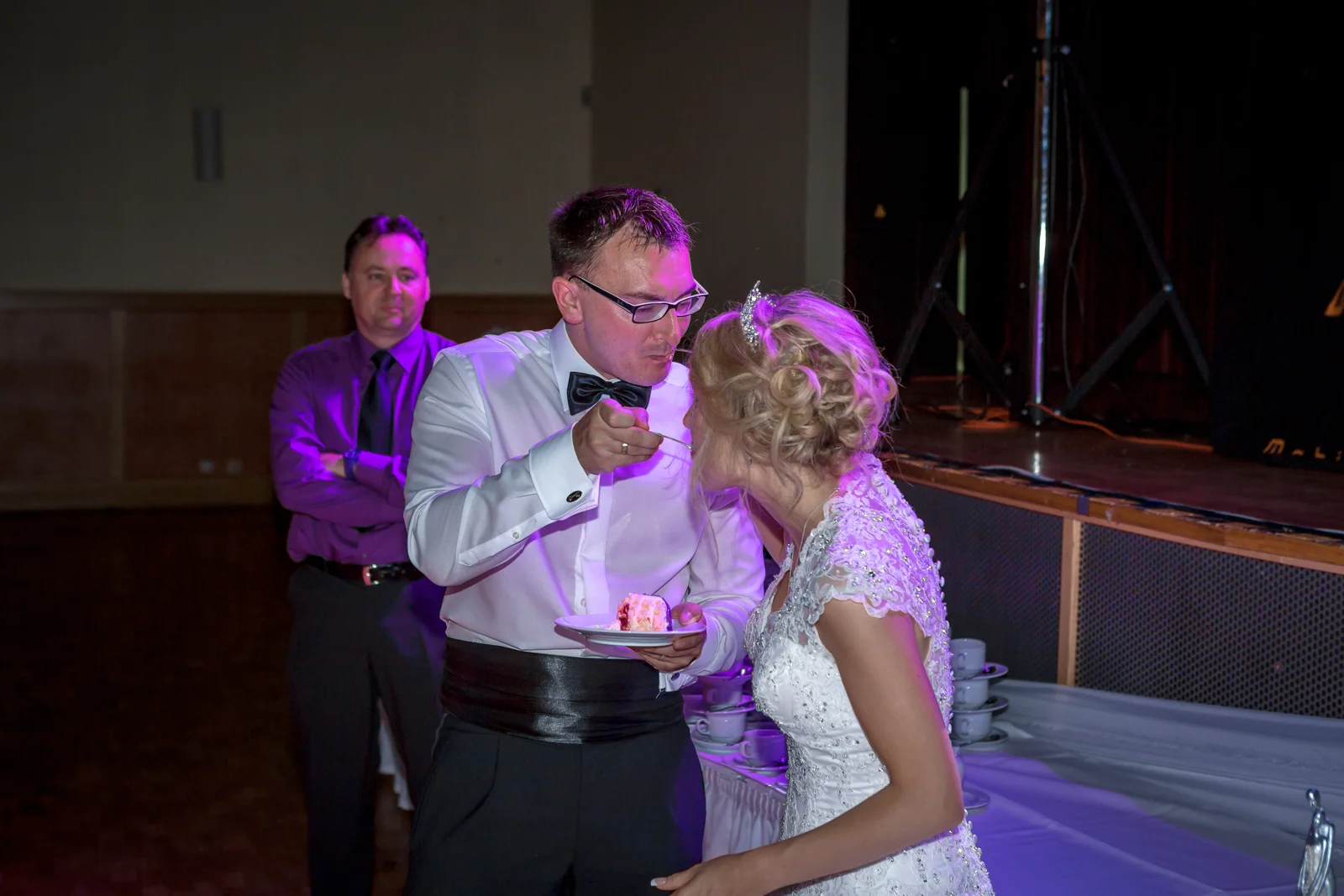 Gemeinsam die Hochzeitstorte probieren – Hochzeitsreportage von Rosi und Chris