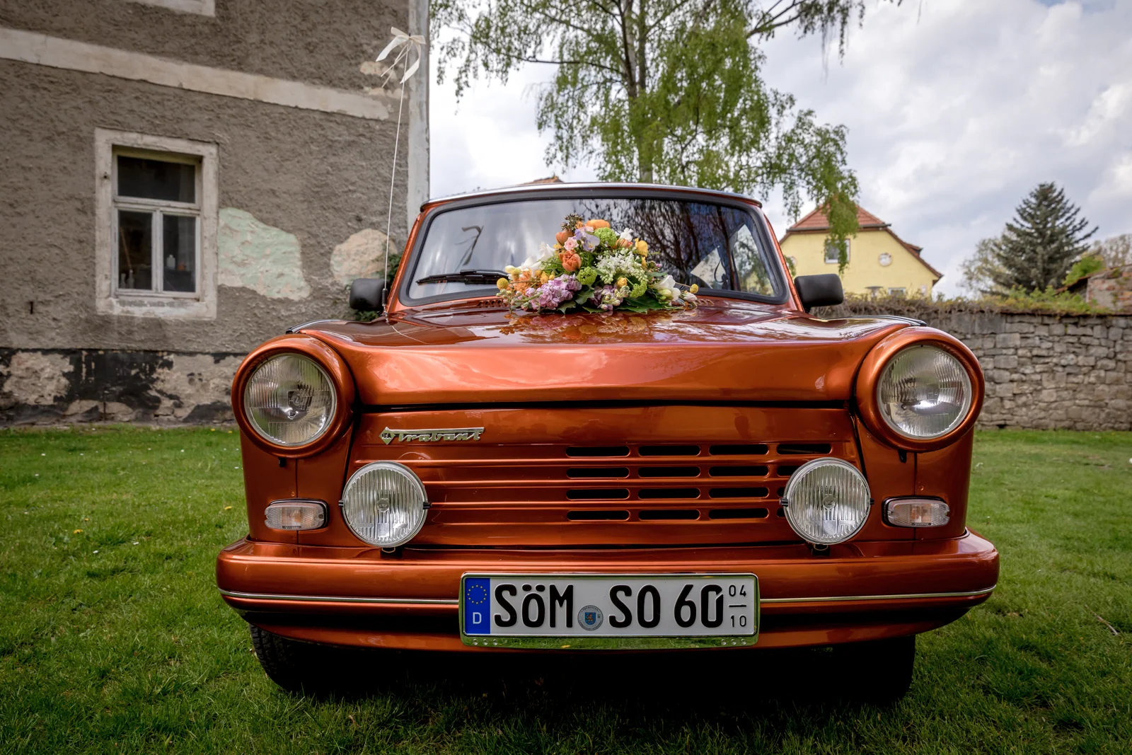 Der orange Trabant wartet auf das Brautpaar – Hochzeitsreportage von Ines und Alexander