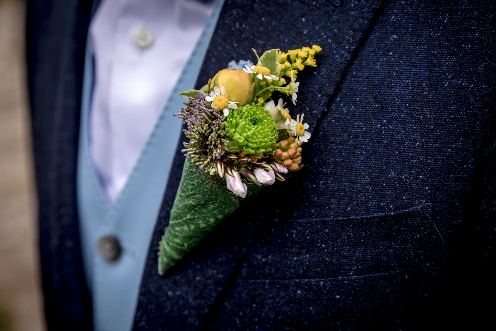 Blumenschmuck am Hochzeitsanzug – Hochzeitsreportage von Ines und Alexander