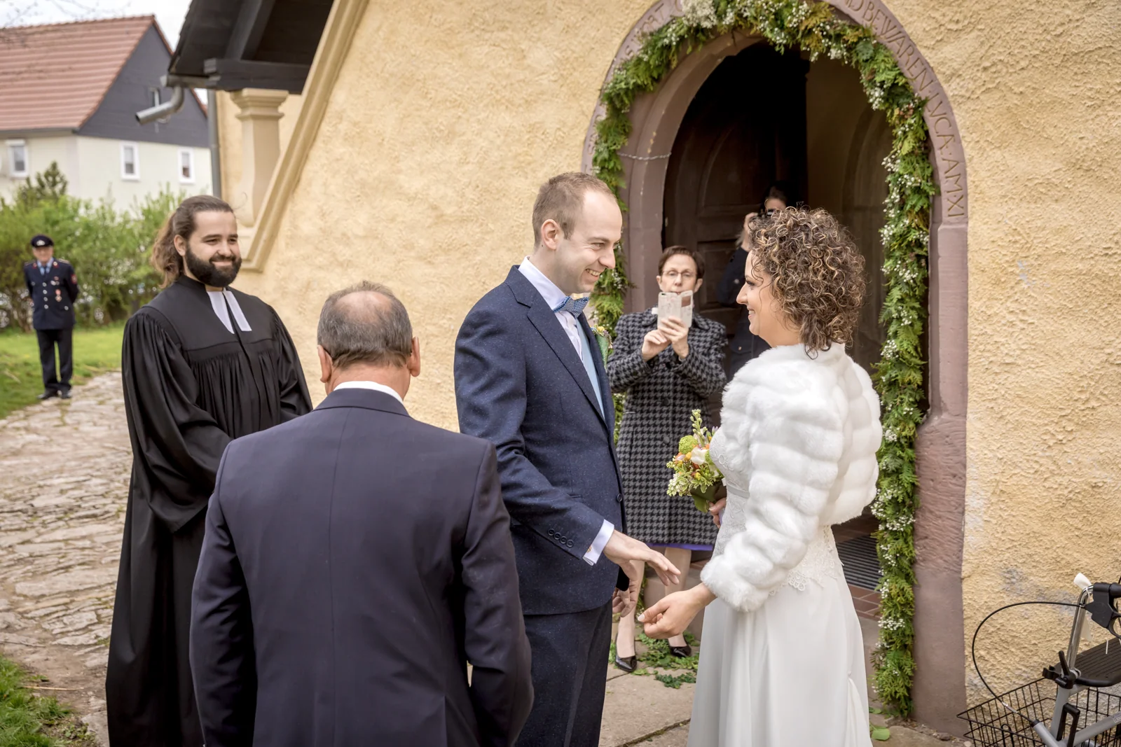 Ines und Alexander begegnen sich vor der Kirche – Hochzeitsreportage von Ines und Alexander