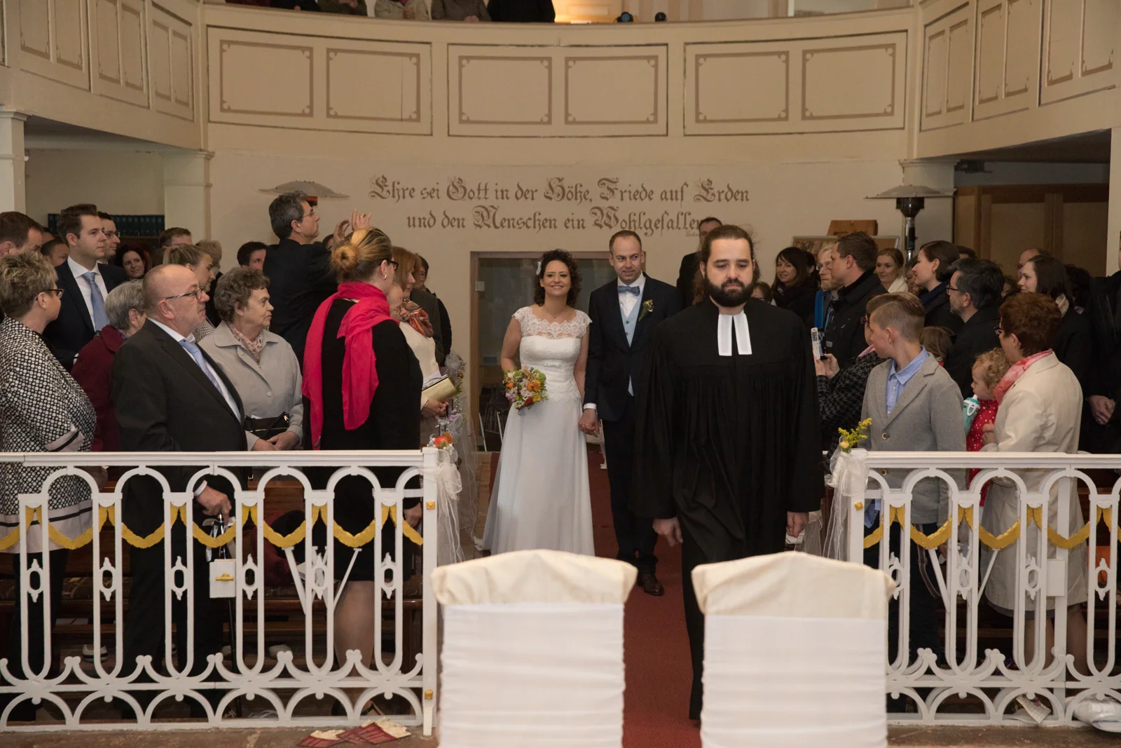 Einzug zur kirchlichen Trauung – Hochzeitsreportage von Ines und Alexander