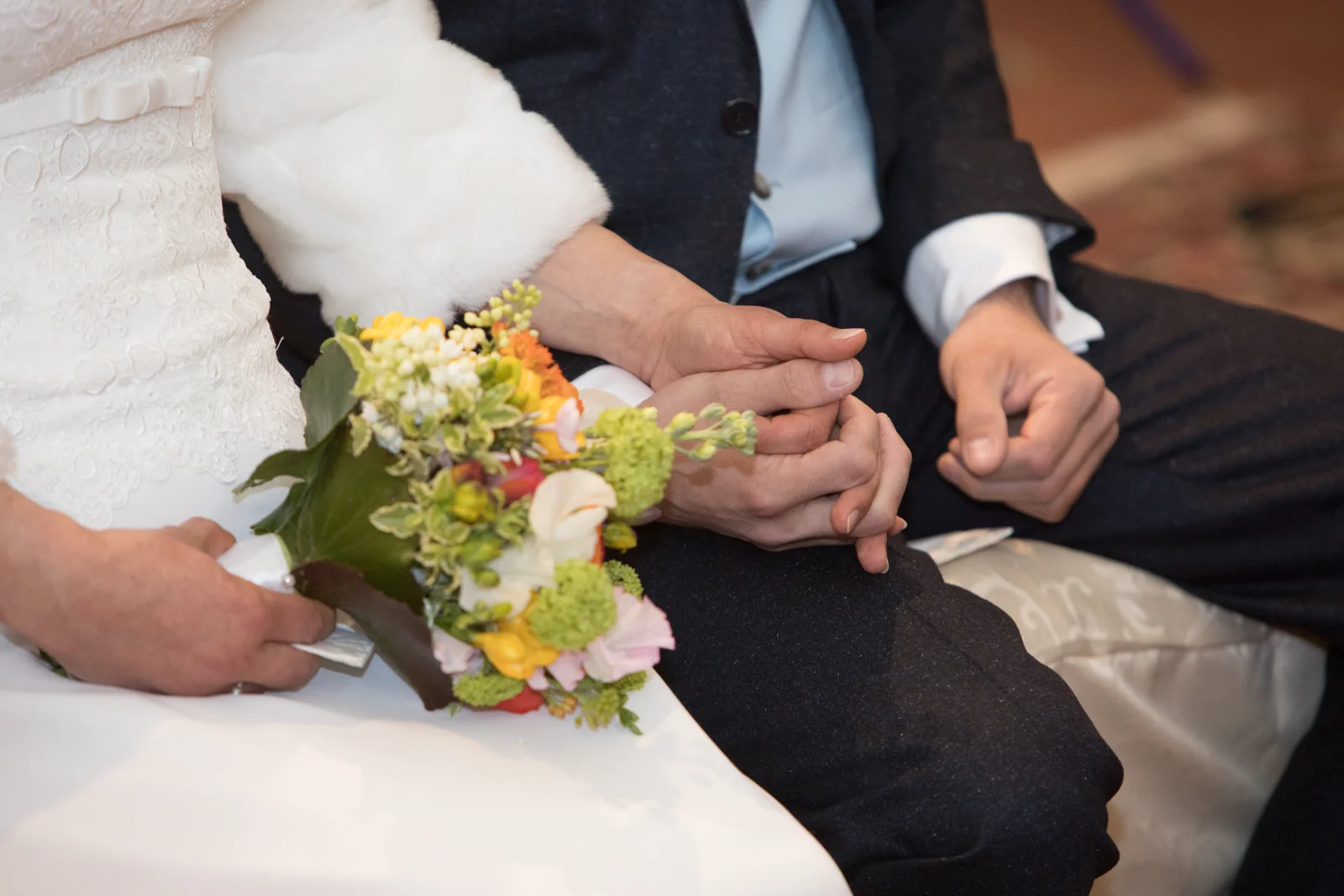 Hand in Hand während der Zeremonie – Hochzeitsreportage von Ines und Alexander