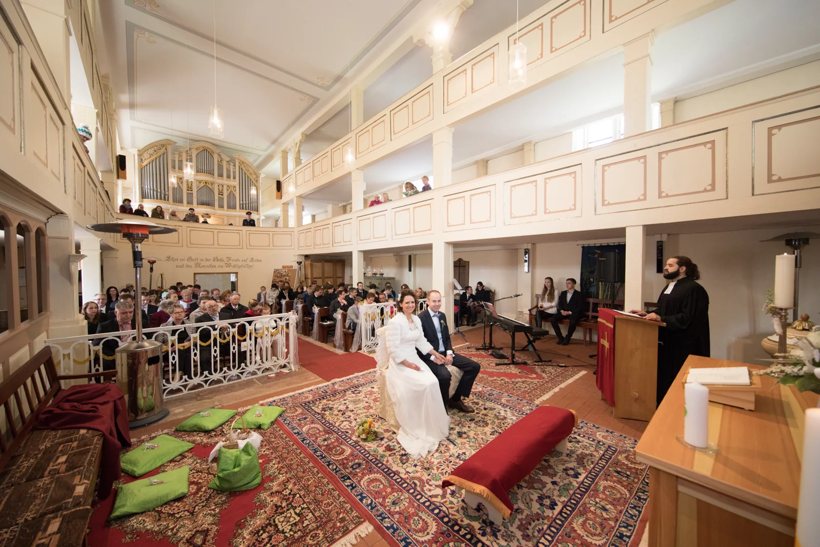 Die Hochzeitsgesellschaft in der Kirche – Hochzeitsreportage von Ines und Alexander