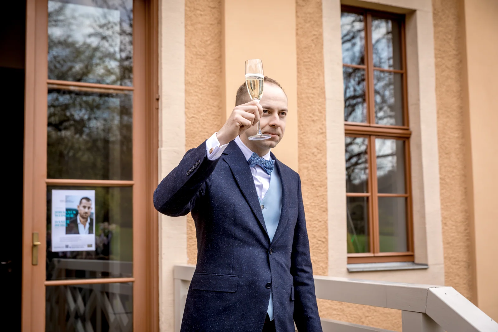 Alexander erhebt sein Glas zum Empfang – Hochzeitsreportage von Ines und Alexander