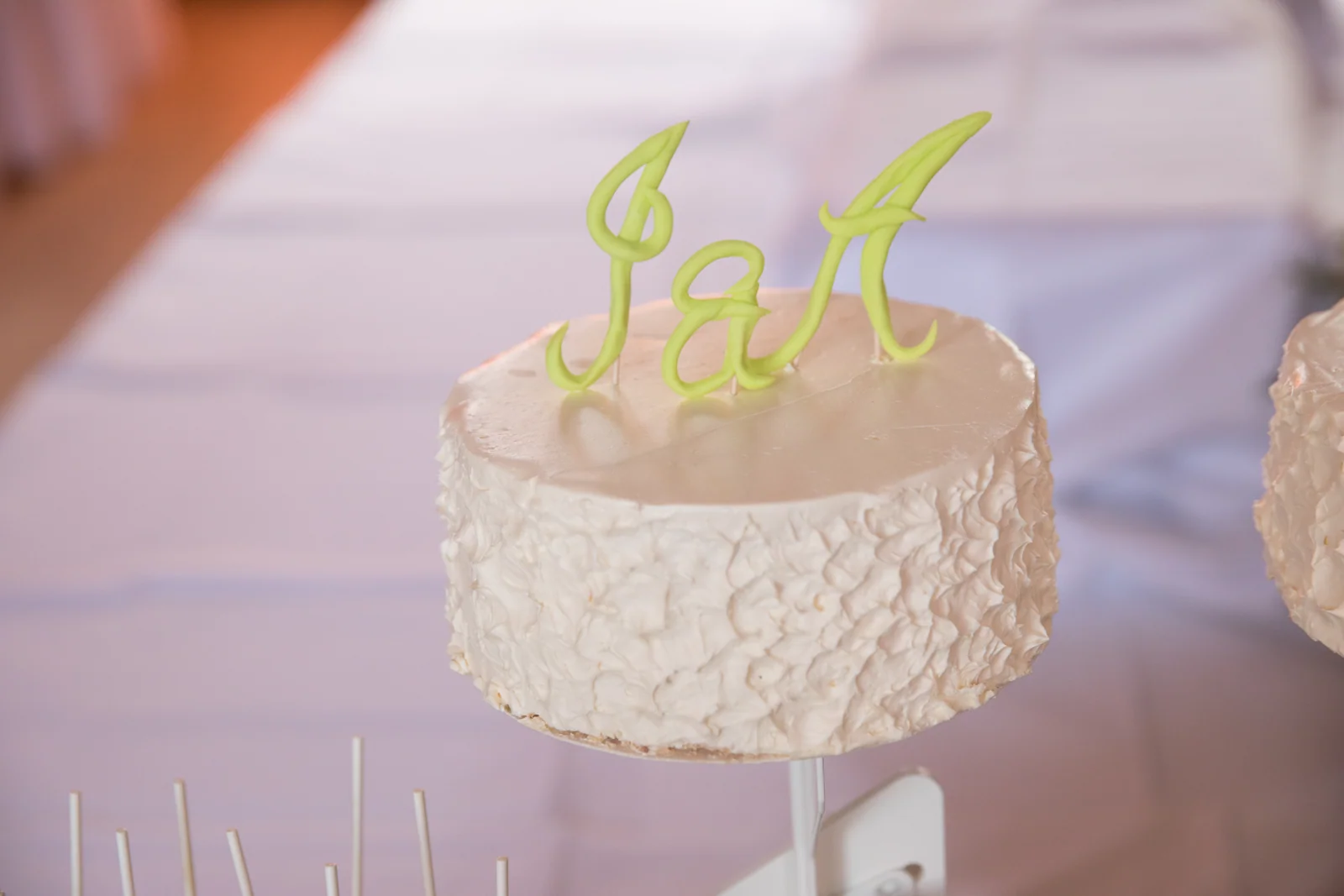 Die Hochzeitstorte mit den Initialen des Brautpaares – Hochzeitsreportage von Ines und Alexander