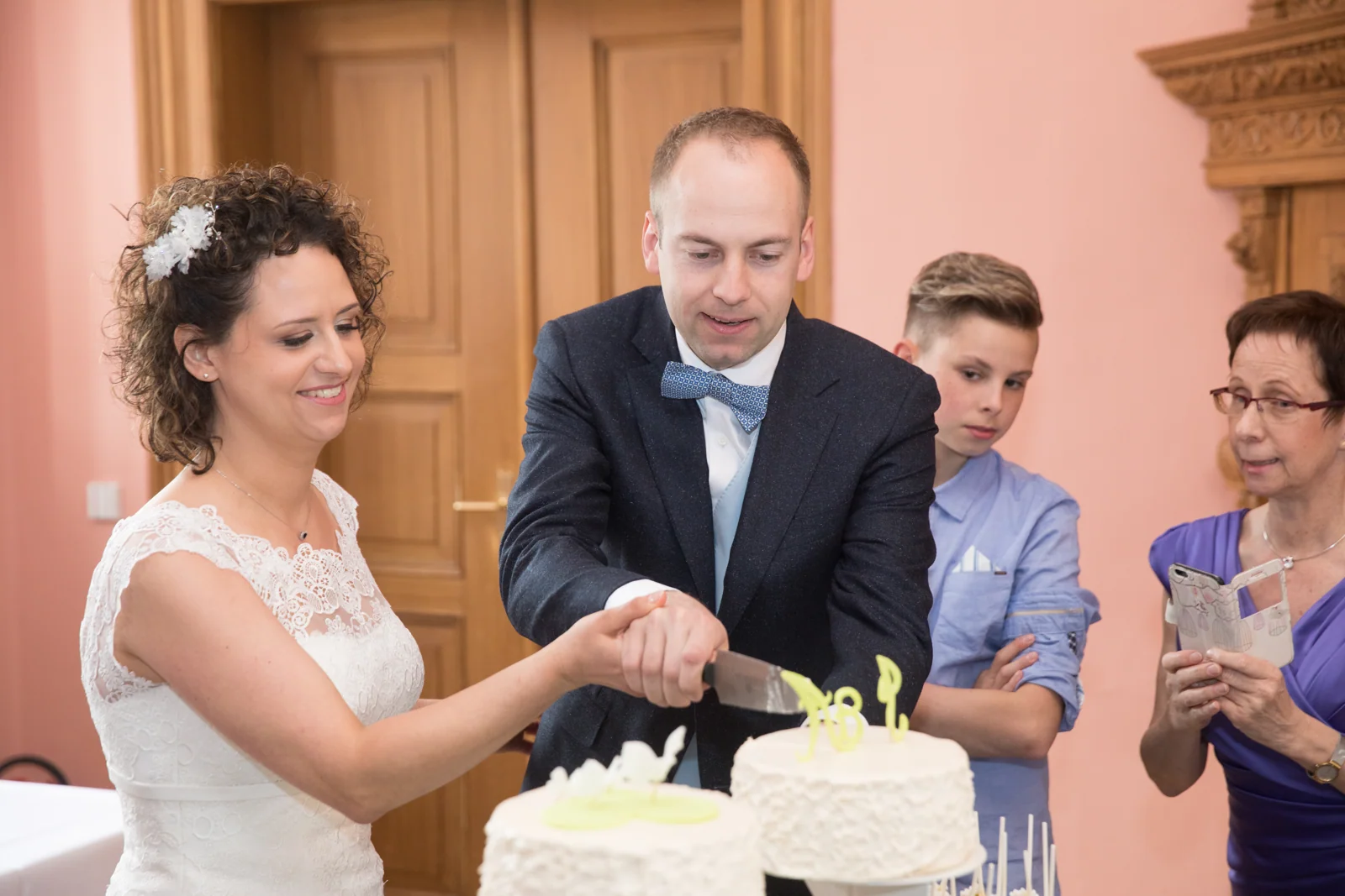 Gemeinsam die Hochzeitstorte anschneiden – Hochzeitsreportage von Ines und Alexander