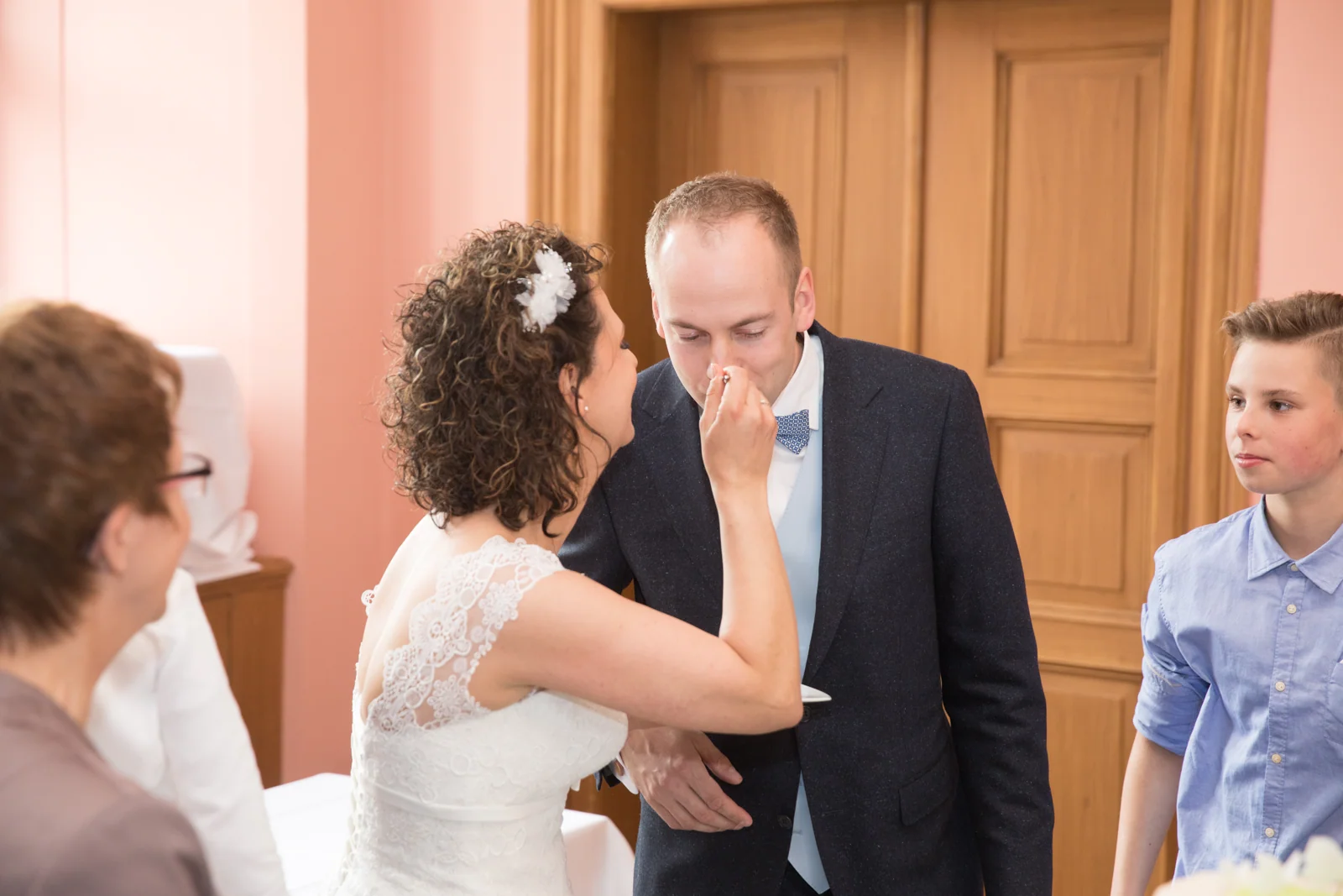 Alexander bekommt eine Kostprobe der Hochzeitstorte – Hochzeitsreportage von Ines und Alexander