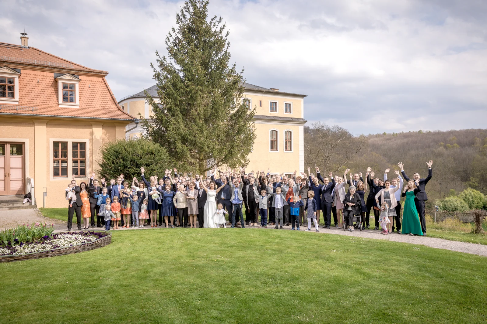 Die Hochzeitsgesellschaft vor Schloss Ettersburg – Hochzeitsreportage von Ines und Alexander