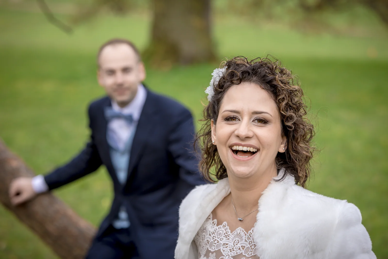 Ines lacht beim Paarshooting im Park – Hochzeitsreportage von Ines und Alexander