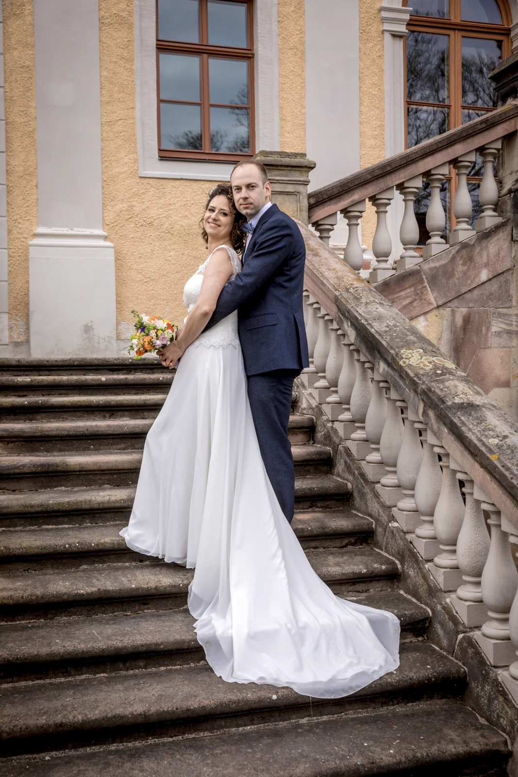 Ein gemeinsames Portrait auf der Schlosstreppe – Hochzeitsreportage von Ines und Alexander