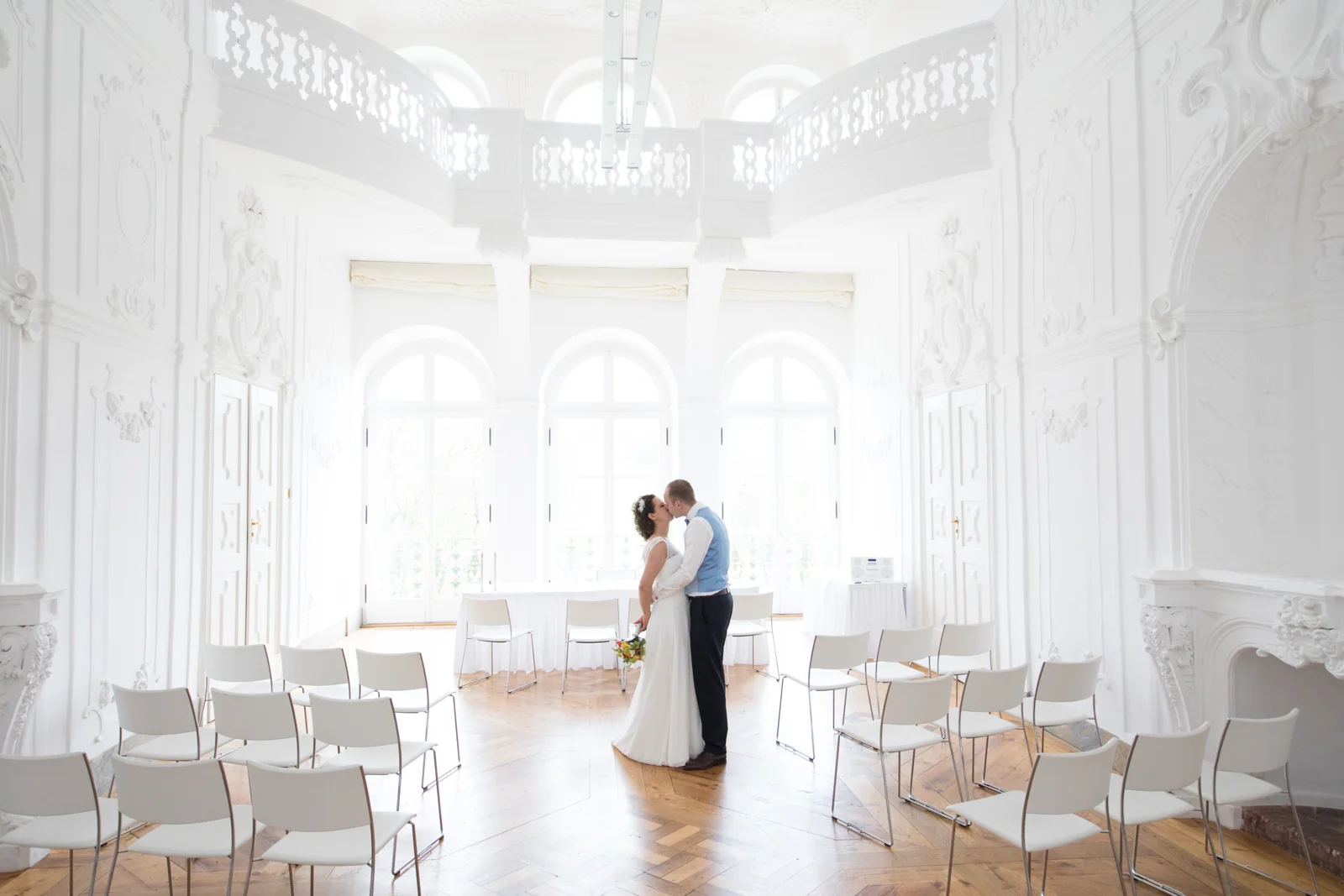 Ein Kuss im hellen Saal von Schloss Ettersburg – Hochzeitsreportage von Ines und Alexander