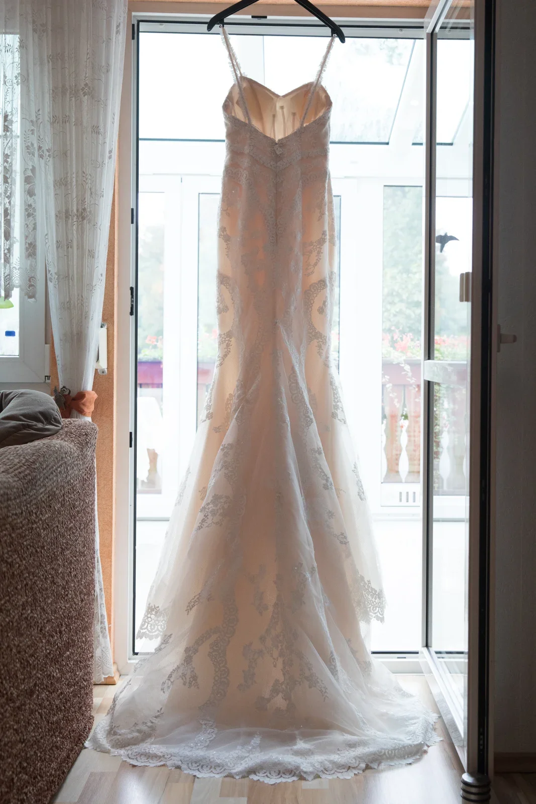 Das Brautkleid wartet am Fenster – Hochzeit von Daniel und Steffi auf Schloss Heringen