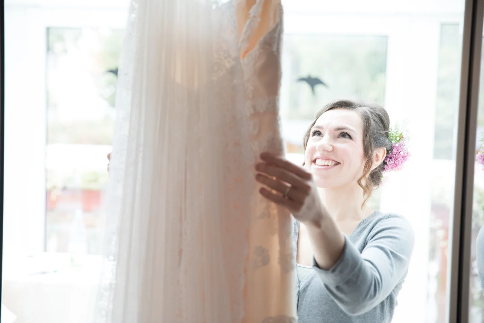 Steffi schaut nach ihrem Brautkleid – Hochzeit von Daniel und Steffi auf Schloss Heringen