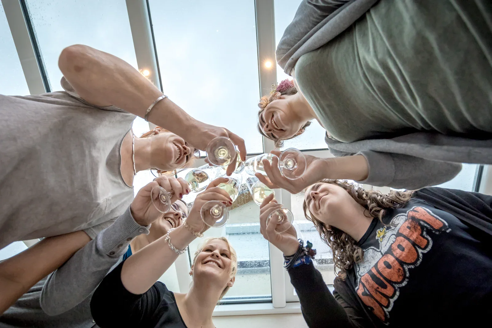 Ein gemeinsamer Toast vor den Vorbereitungen – Hochzeit von Daniel und Steffi auf Schloss Heringen