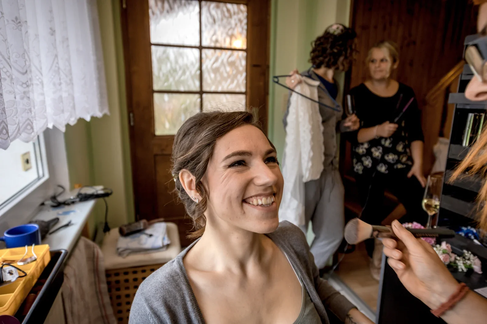 Ein Lächeln beim Brautstyling – Hochzeit von Daniel und Steffi auf Schloss Heringen