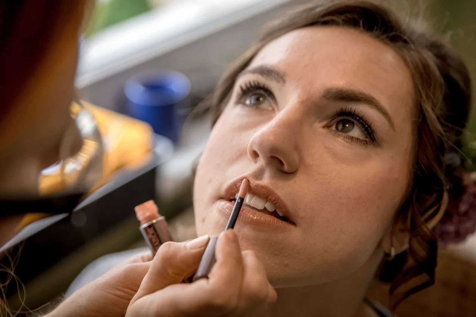 Die letzten Handgriffe beim Make-up – Hochzeit von Daniel und Steffi auf Schloss Heringen
