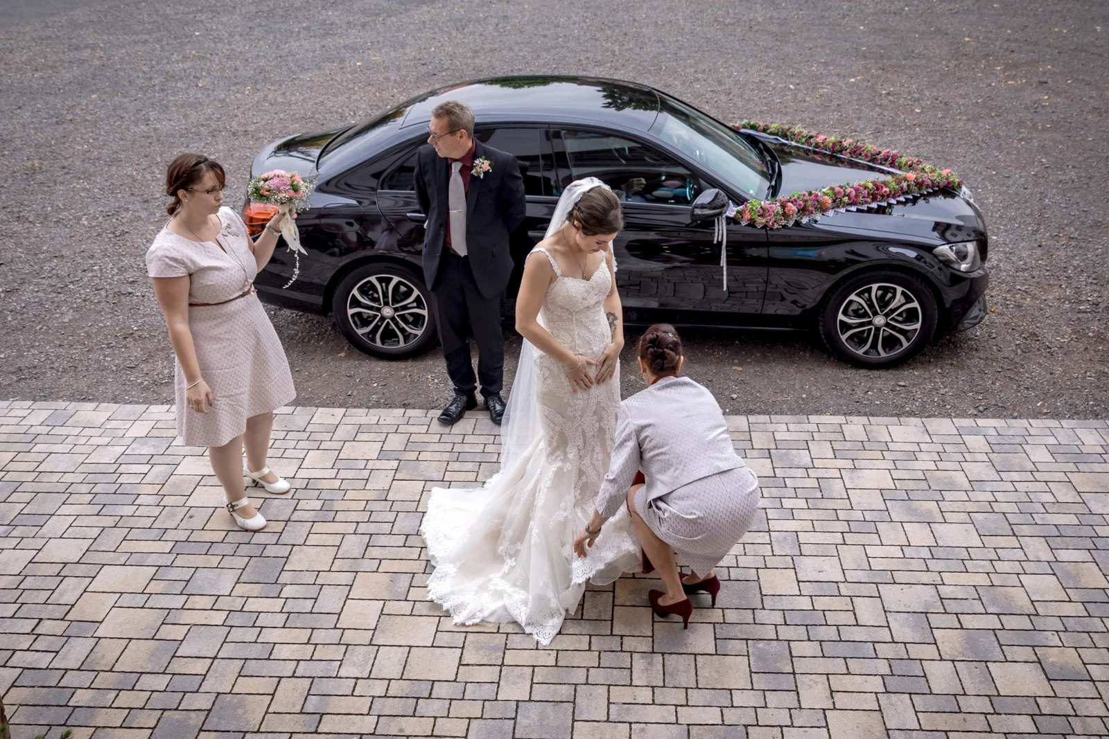 Steffi kommt am Schloss an – Hochzeit von Daniel und Steffi auf Schloss Heringen