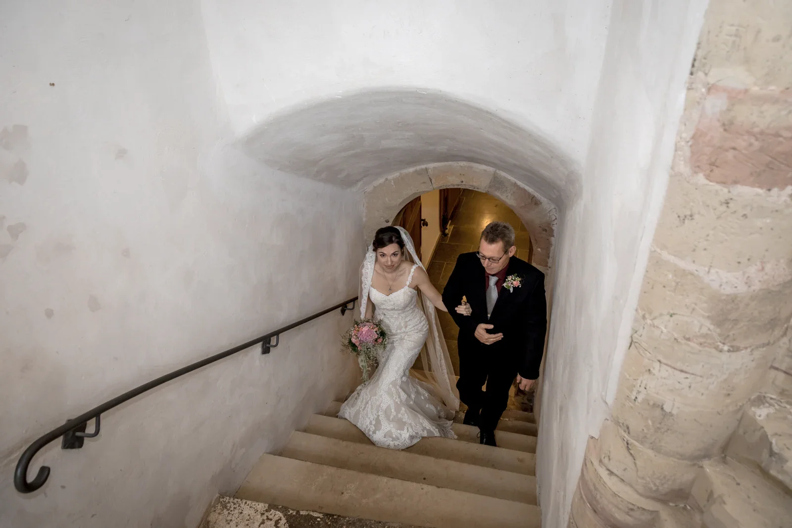 Auf dem Weg durch das Treppenhaus – Hochzeit von Daniel und Steffi auf Schloss Heringen