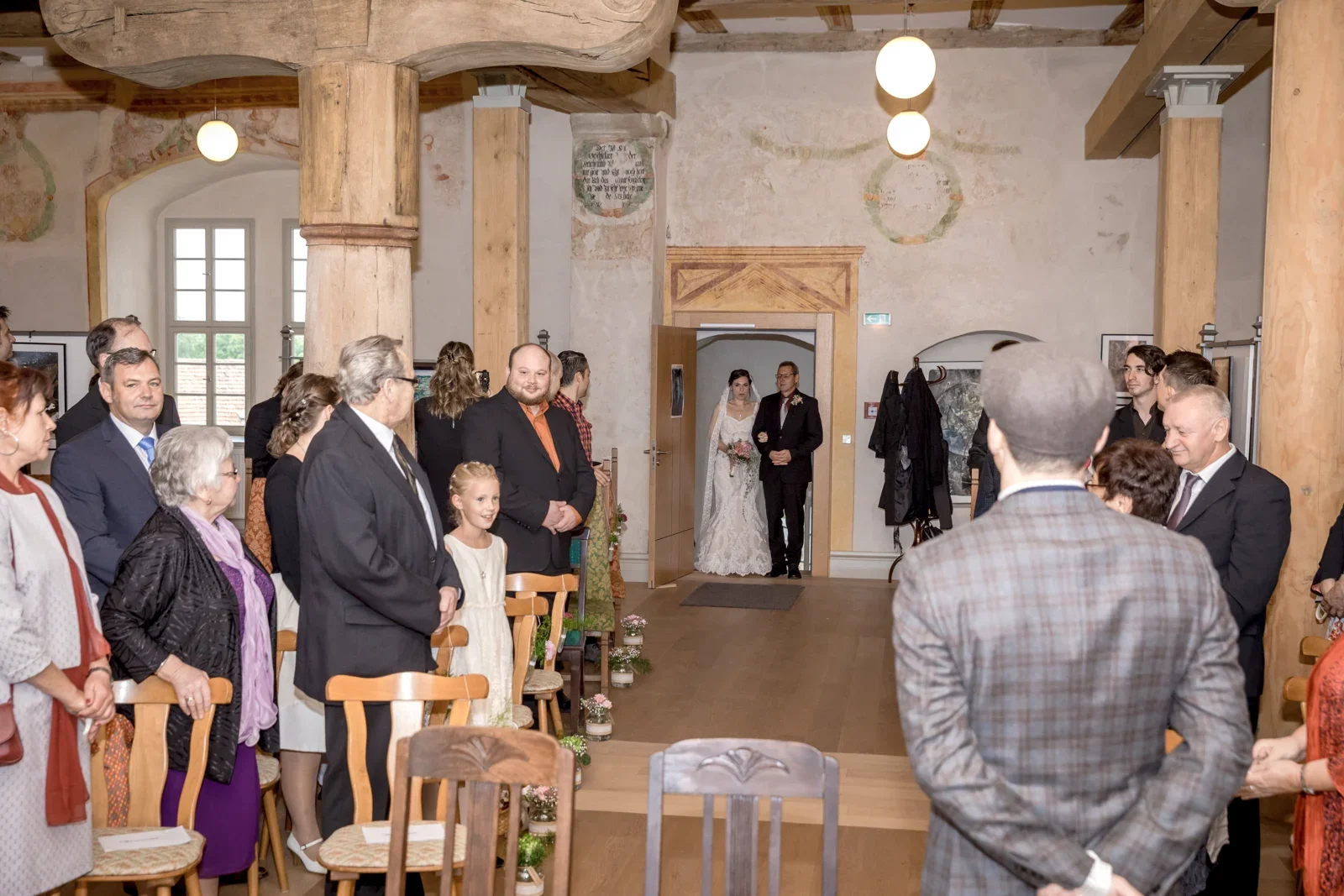 Einzug zur Trauung im Schloss – Hochzeit von Daniel und Steffi auf Schloss Heringen
