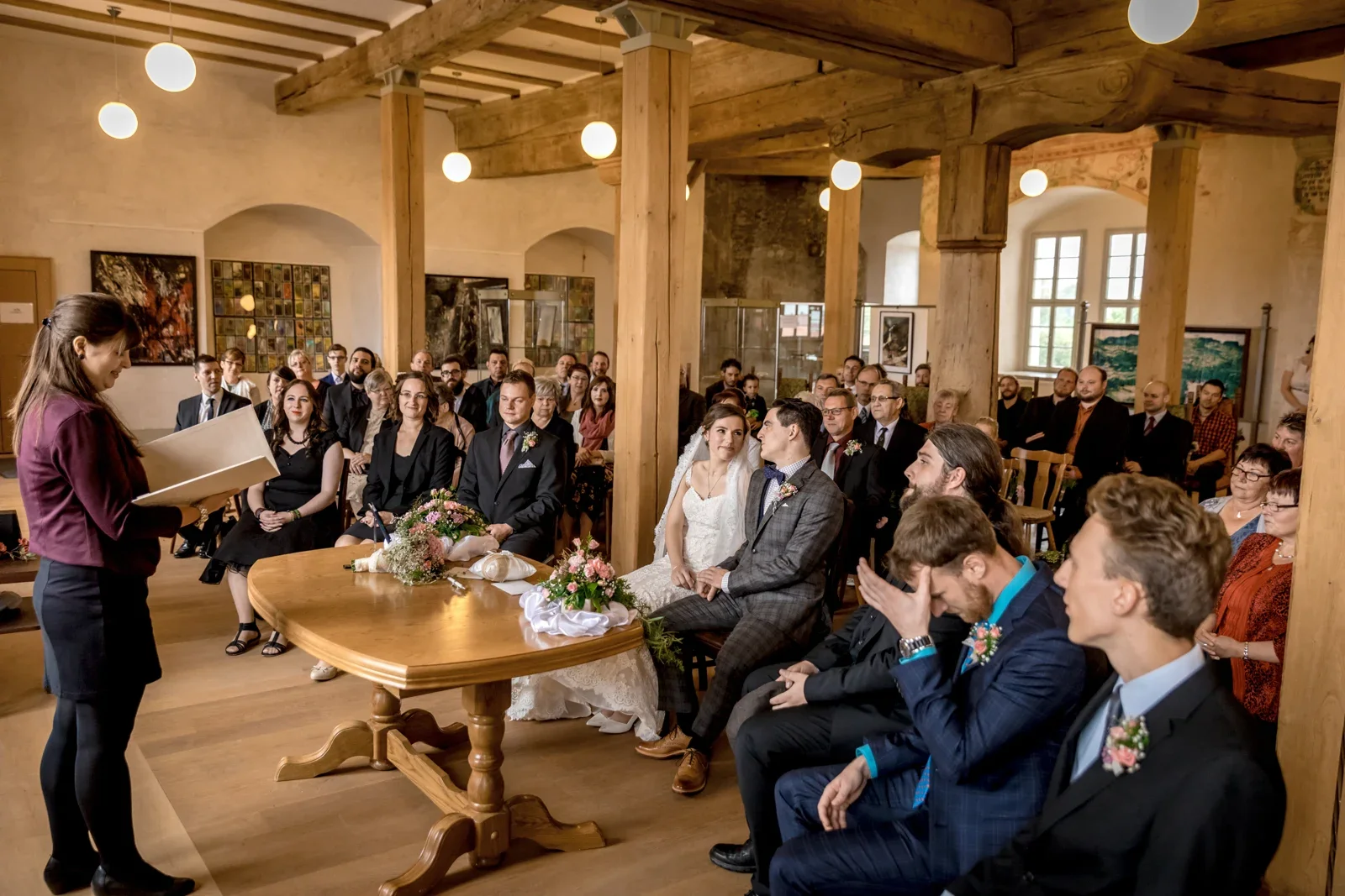 Die Hochzeitsgesellschaft im Trausaal – Hochzeit von Daniel und Steffi auf Schloss Heringen