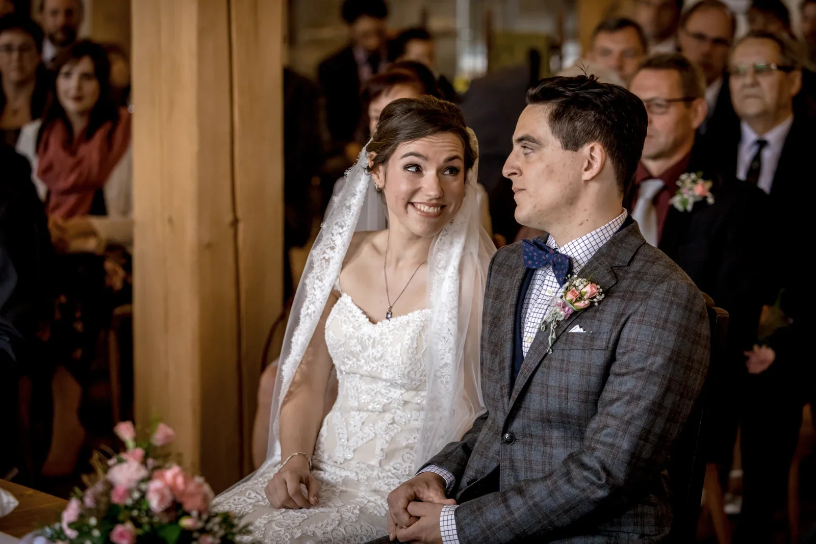 Vertraute Blicke während der Trauung – Hochzeit von Daniel und Steffi auf Schloss Heringen
